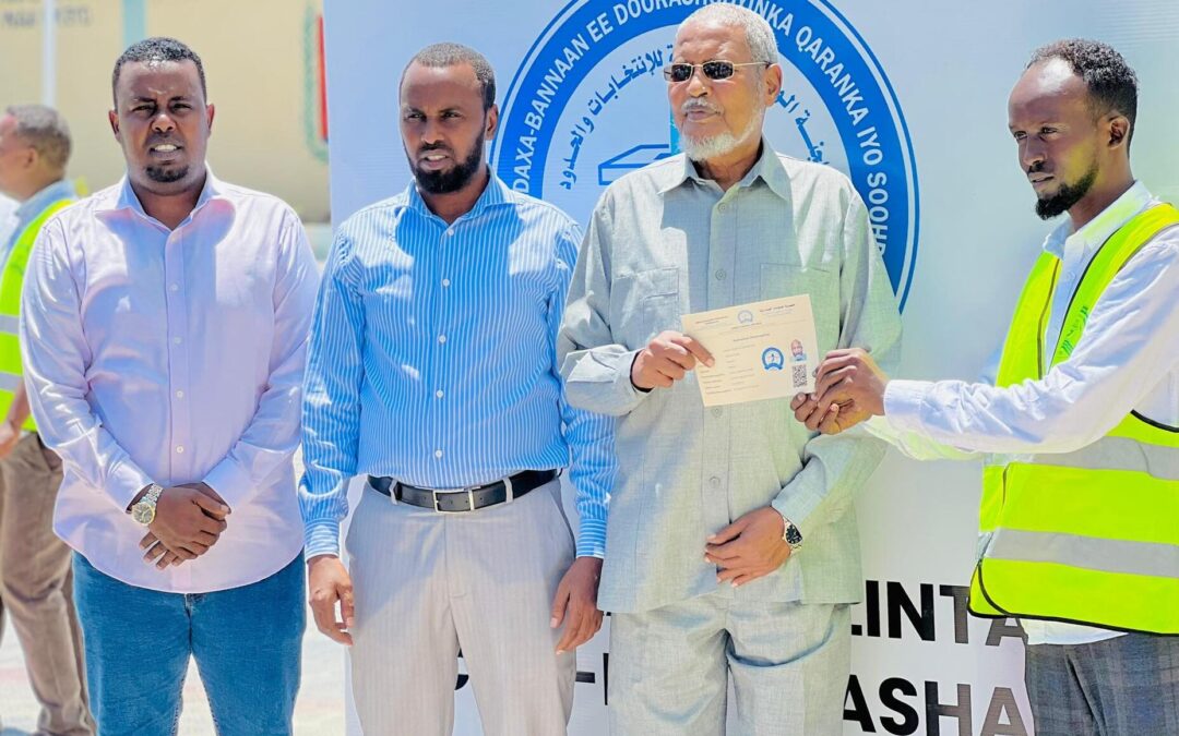 Senator Muuse Suudi Yalaxow ayaa iska diiwaan geliyey degmada Kaaraan, waxaana uu shacabka Muqdisho ugu baaqay inay is diiwaan geliyaan.