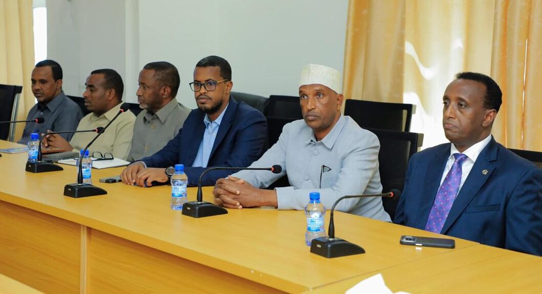 Guddiga Madaxa-banaan ee Doorashooyinka Qaranka iyo Soohdimaha oo kulan la qaatay Gudoomiyaha Maamulka Gobolka Banaadir.