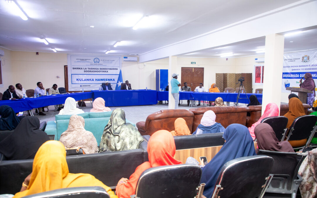 Guddiga Madaxa Bannaan Ee Doorashooyinka Qaranka iyo Soohdimaha oo shir wadatashi la yeeshay qaar ka mid ah Haweenka Soomaaliyeed.